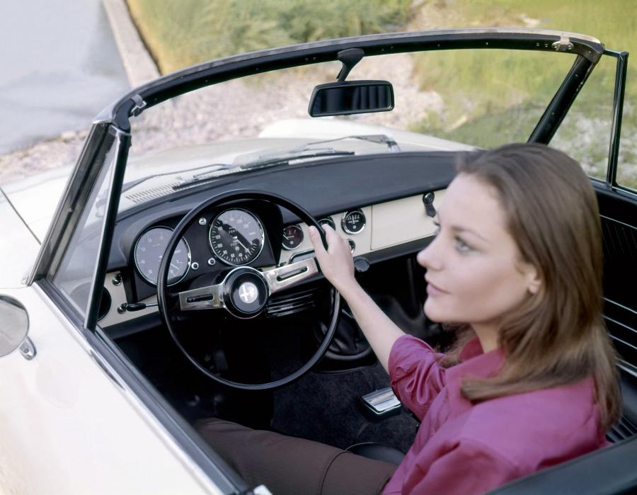 Интерьер Alfa Romeo Spider 1300 Junior (105) 1967 года  (фото 3 из 7)